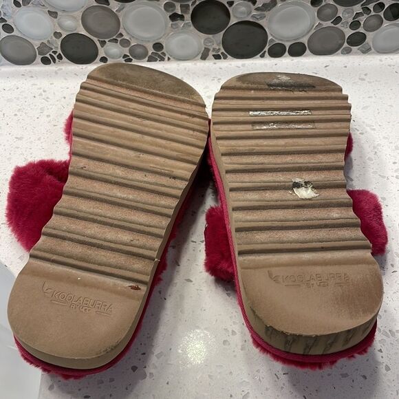 Koolaburra Ugg woman’s raspberry fuzzy sandals - Picture 10 of 14